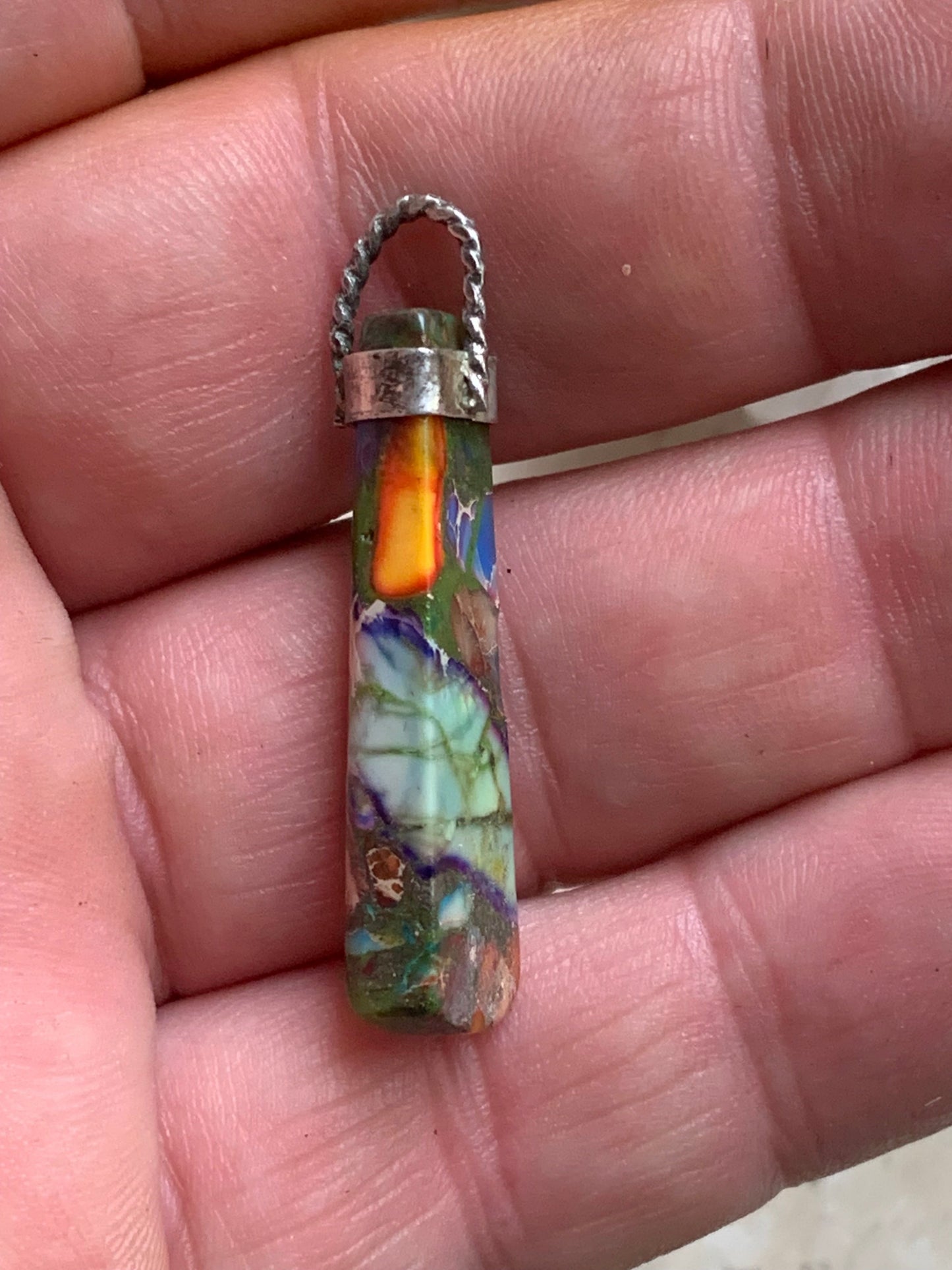 Jaspe/ Agate atypique rare, pièce unique en Argent de 40x9x7mm. Vendu avec un cordon réglable de couleur noire ! Fait par Gem et Zen