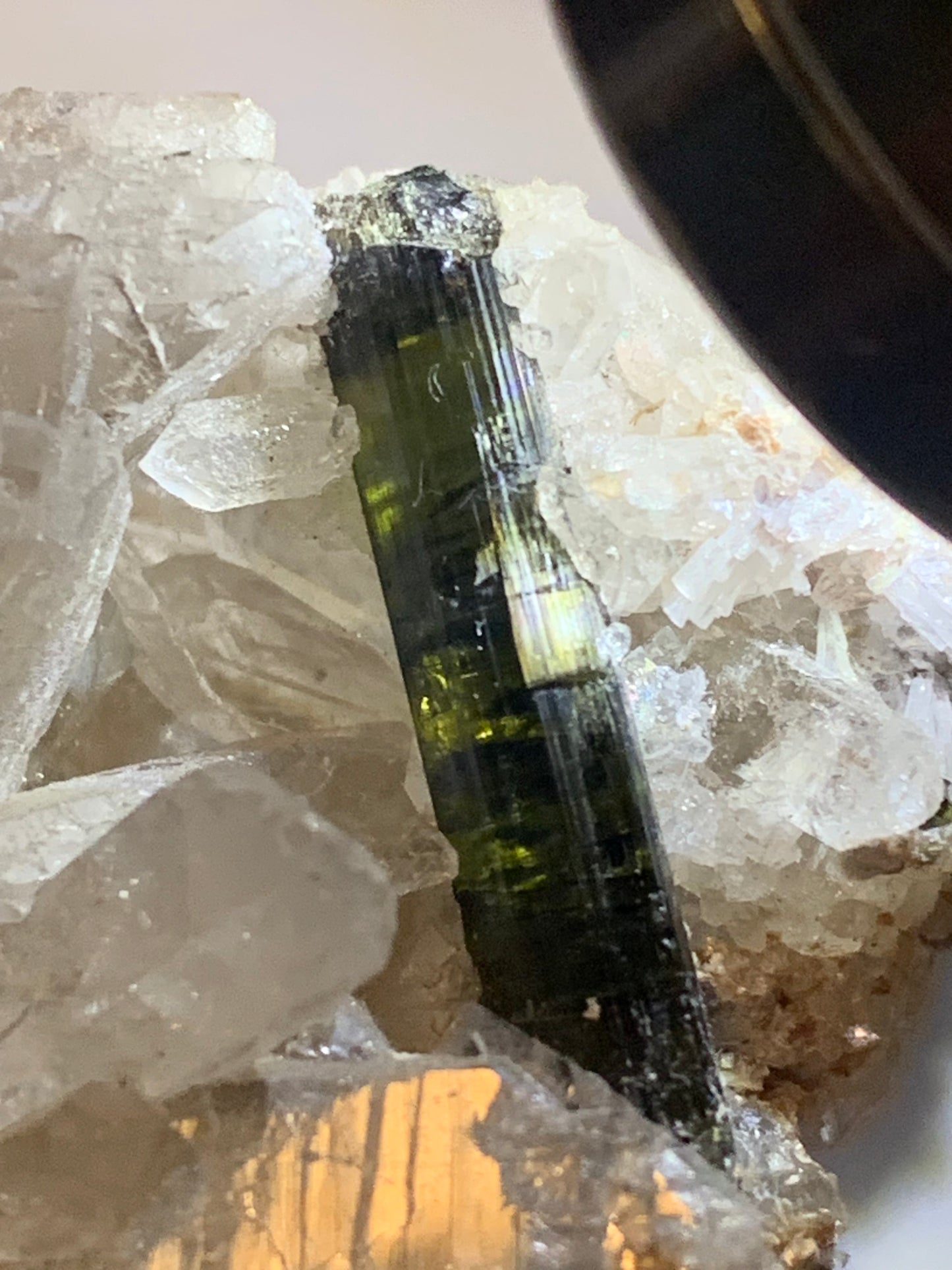 Tourmaline verte/ Verdélite sur cristal de quartz, spécimen naturel de 47 x 40 x 36 mm - 38,7 grammes environ. Magnifique pièce de verdélite au milieu de cristaux de quartz facettés !