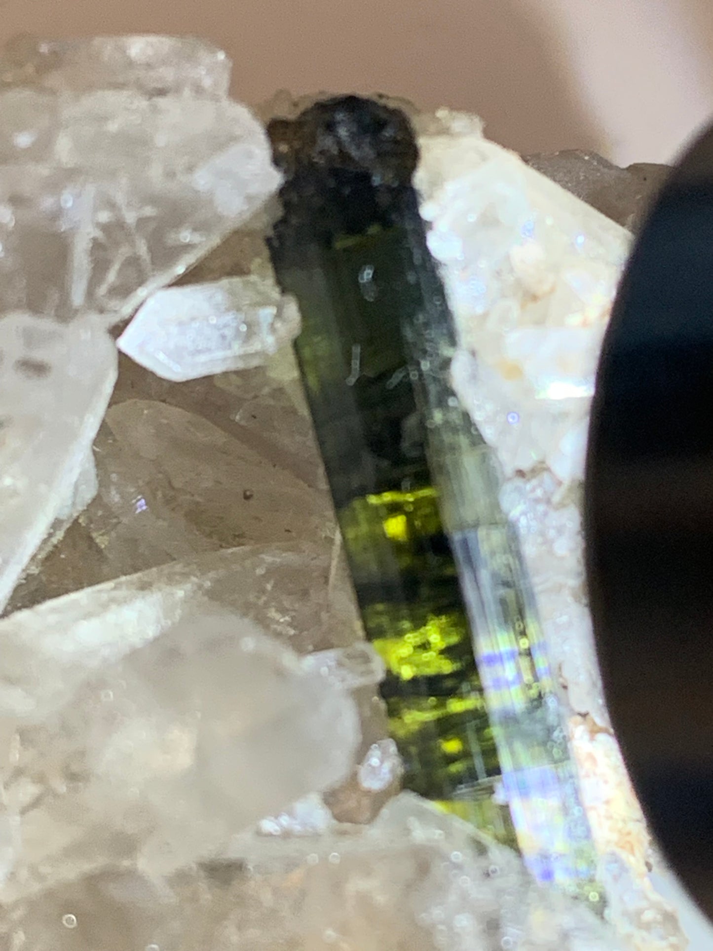 Tourmaline verte/ Verdélite sur cristal de quartz, spécimen naturel de 47 x 40 x 36 mm - 38,7 grammes environ. Magnifique pièce de verdélite au milieu de cristaux de quartz facettés !