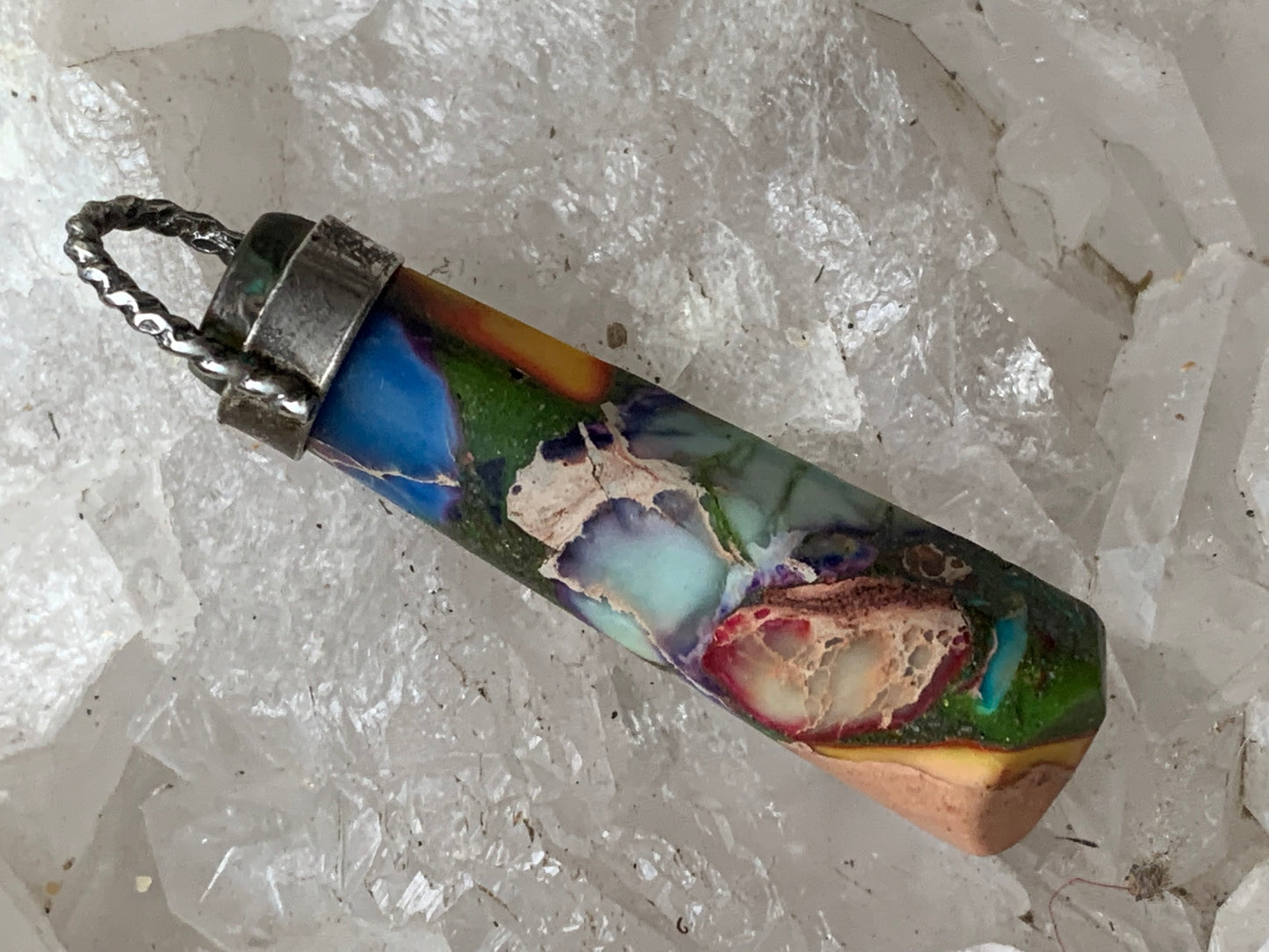 Jaspe/ Agate atypique rare, pièce unique en Argent de 40x9x7mm. Vendu avec un cordon réglable de couleur noire ! Fait par Gem et Zen
