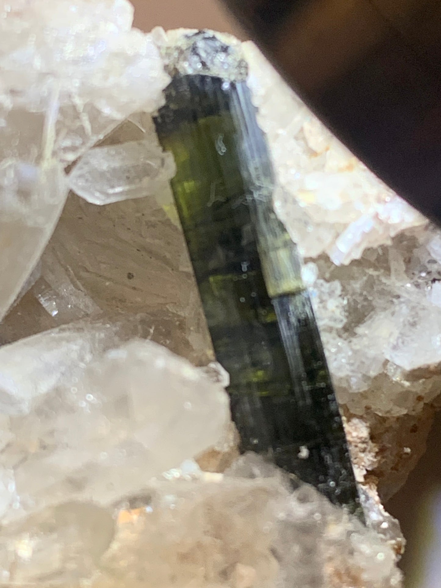 Tourmaline verte/ Verdélite sur cristal de quartz, spécimen naturel de 47 x 40 x 36 mm - 38,7 grammes environ. Magnifique pièce de verdélite au milieu de cristaux de quartz facettés !