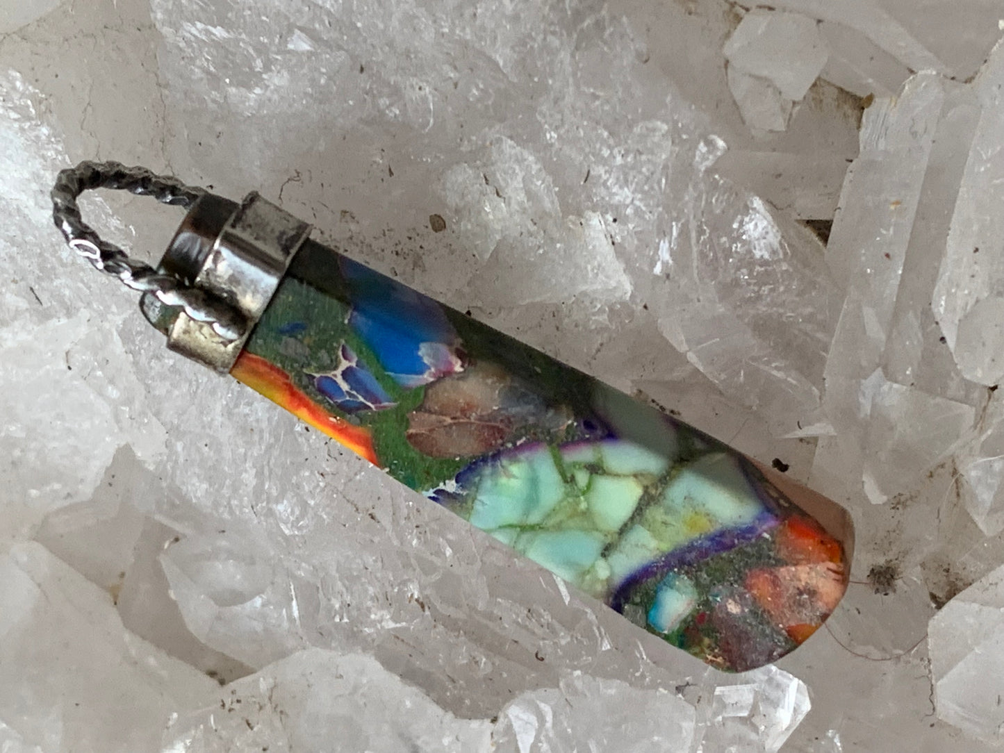 Jaspe/ Agate atypique rare, pièce unique en Argent de 40x9x7mm. Vendu avec un cordon réglable de couleur noire ! Fait par Gem et Zen