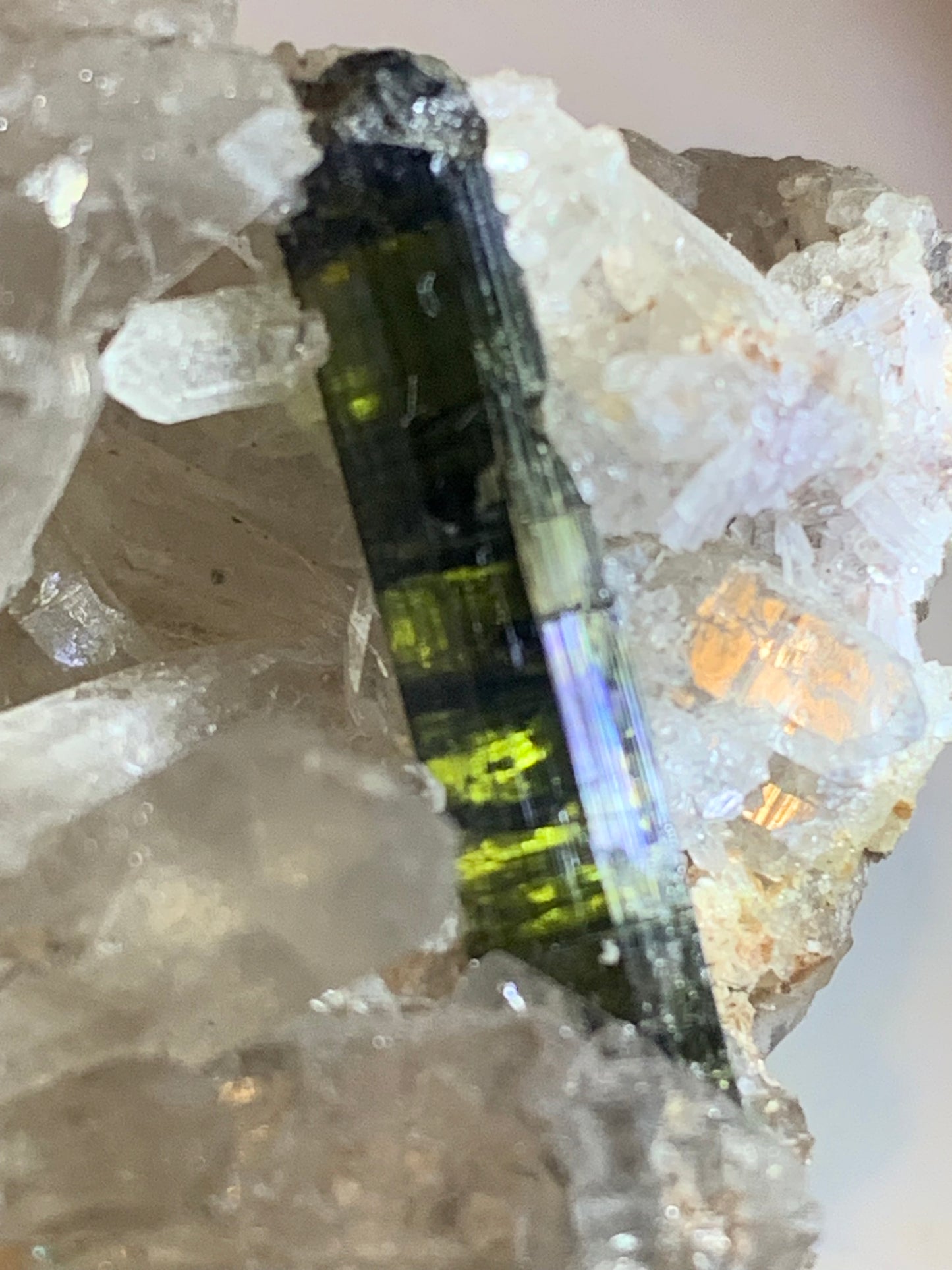 Tourmaline verte/ Verdélite sur cristal de quartz, spécimen naturel de 47 x 40 x 36 mm - 38,7 grammes environ. Magnifique pièce de verdélite au milieu de cristaux de quartz facettés !