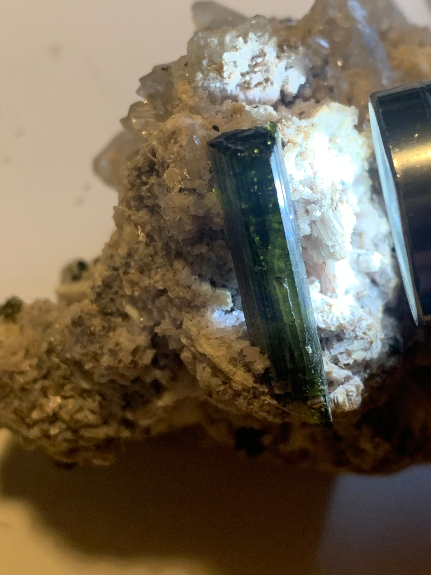 Tourmaline verte/ Verdélite sur cristal de quartz, spécimen naturel de 80 x 62 x 60 mm - 267 grammes environ. D’innombrables cristaux sur macle !