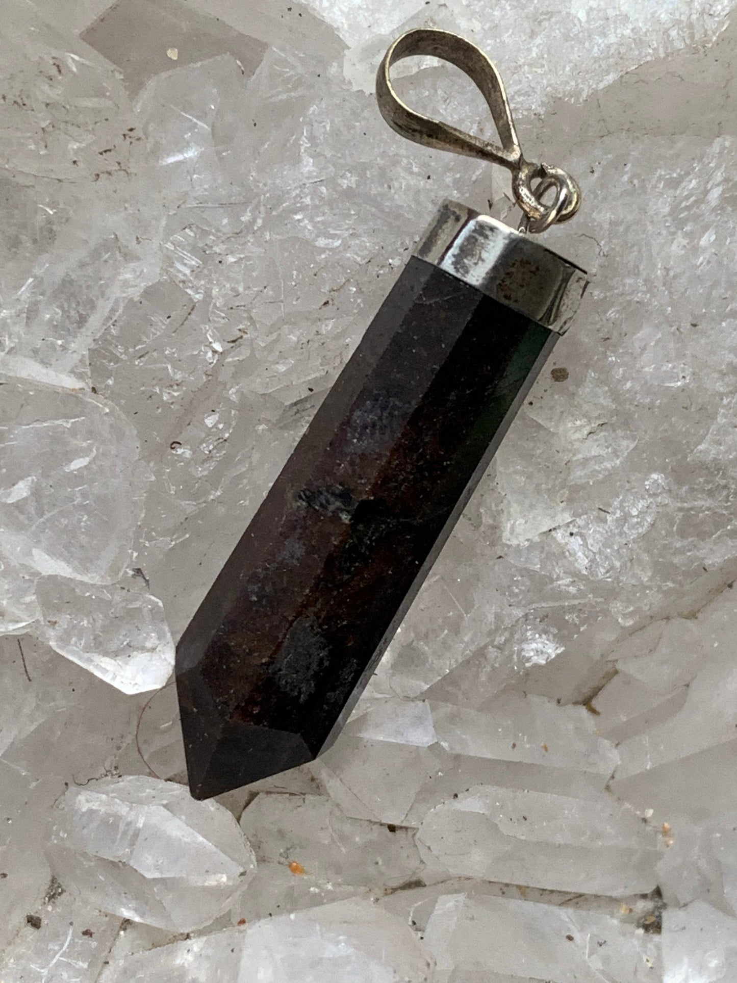 Grenat pyrope, pièce unique en Argent de 48 millimètres de hauteur x 9 millimètres de largeur x 9 d'épaisseur. Vendu avec un cordon réglable de couleur noire !