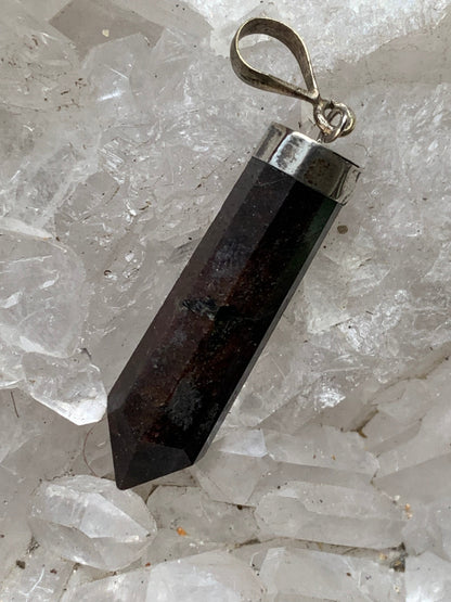 Grenat pyrope, pièce unique en Argent de 48 millimètres de hauteur x 9 millimètres de largeur x 9 d'épaisseur. Vendu avec un cordon réglable de couleur noire !