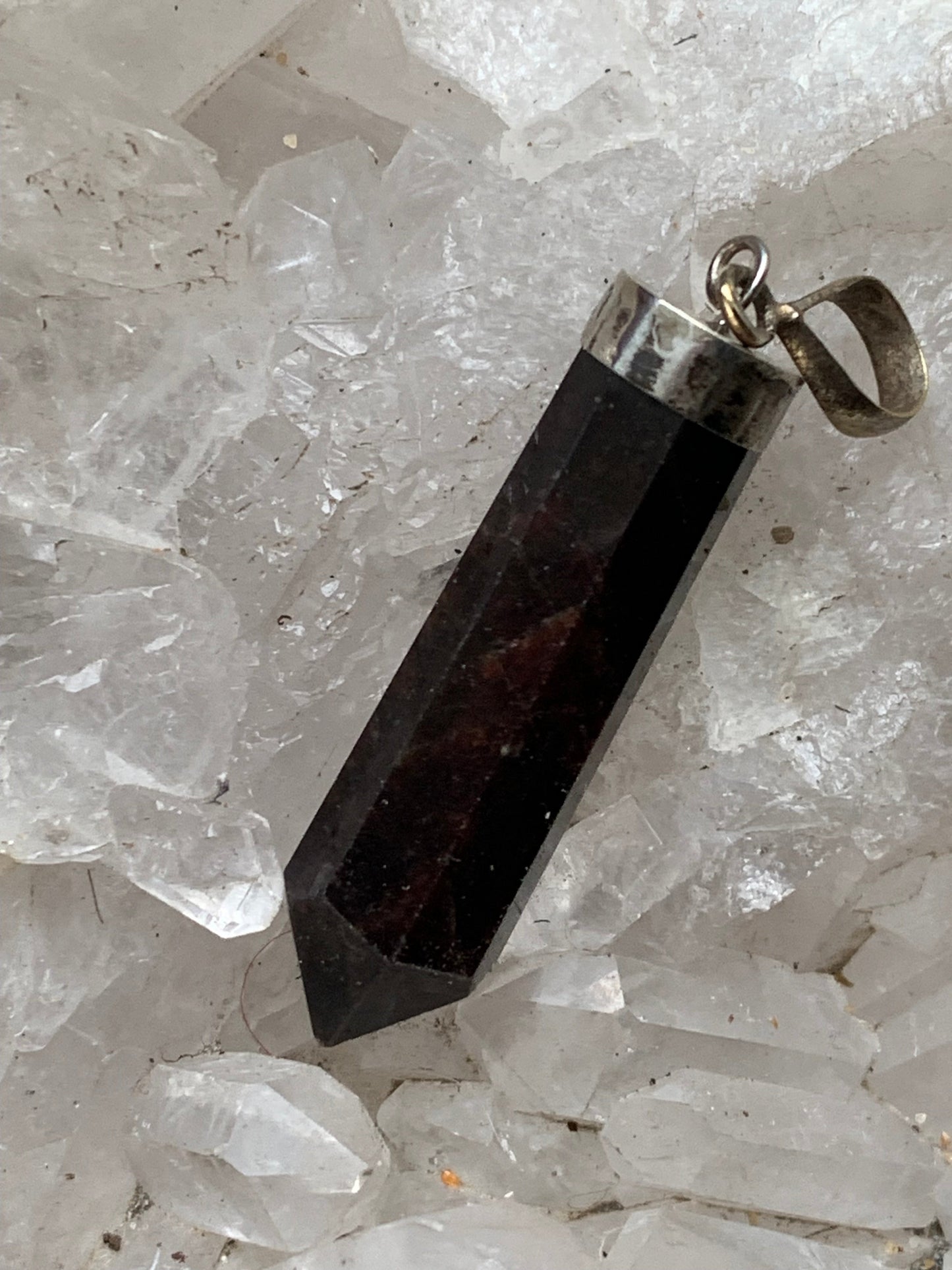Grenat pyrope, pièce unique en Argent de 48 millimètres de hauteur x 9 millimètres de largeur x 9 d'épaisseur. Vendu avec un cordon réglable de couleur noire !