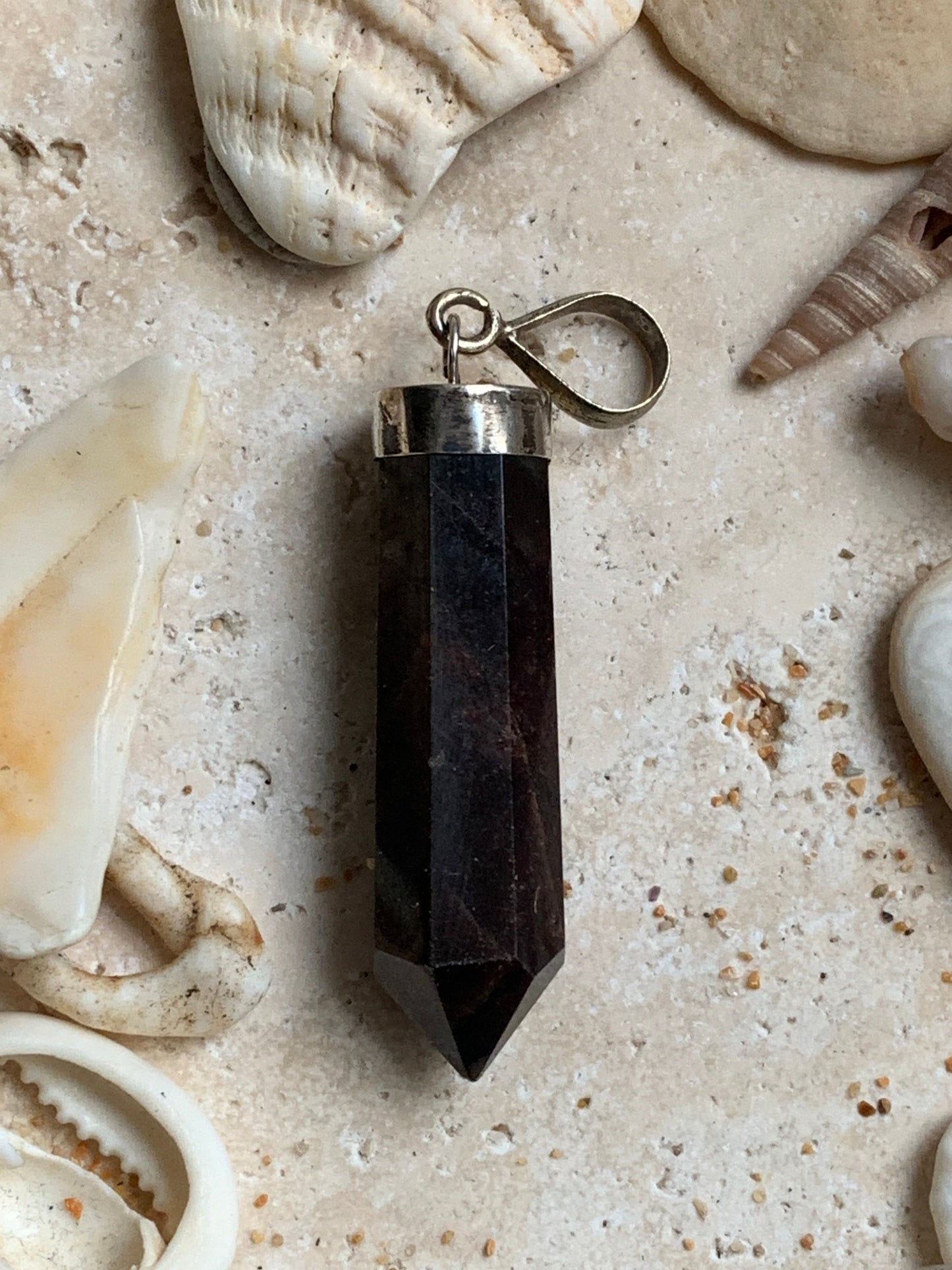 Grenat pyrope, pièce unique en Argent de 48 millimètres de hauteur x 9 millimètres de largeur x 9 d'épaisseur. Vendu avec un cordon réglable de couleur noire !