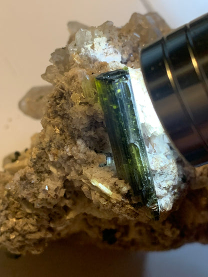 Tourmaline verte/ Verdélite sur cristal de quartz, spécimen naturel de 80 x 62 x 60 mm - 267 grammes environ. D’innombrables cristaux sur macle !