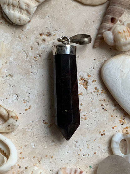 Grenat pyrope, pièce unique en Argent de 48 millimètres de hauteur x 9 millimètres de largeur x 9 d'épaisseur. Vendu avec un cordon réglable de couleur noire !