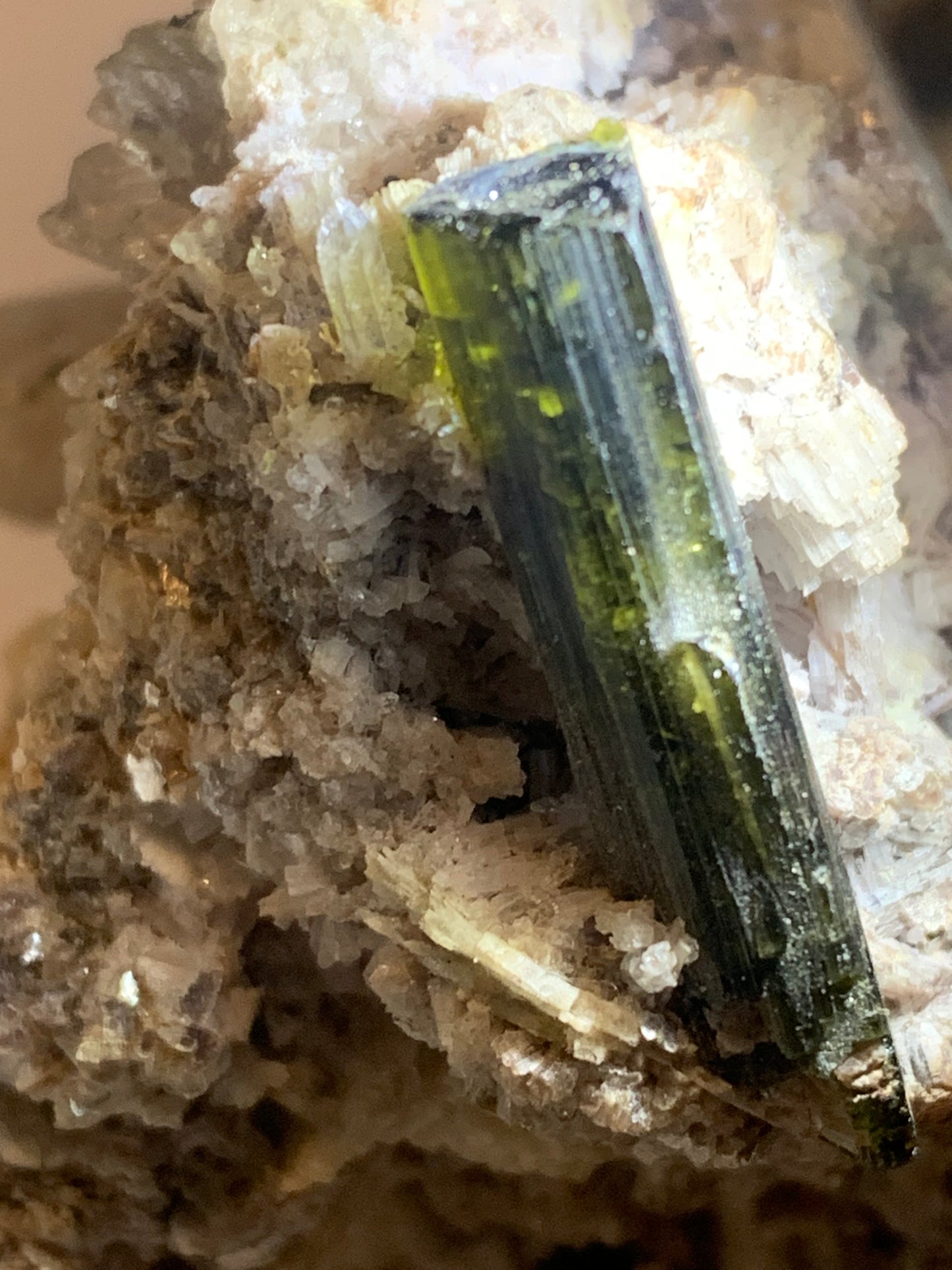 Tourmaline verte/ Verdélite sur cristal de quartz, spécimen naturel de 80 x 62 x 60 mm - 267 grammes environ. D’innombrables cristaux sur macle !