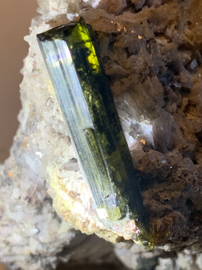 Tourmaline verte/ Verdélite sur cristal de quartz, spécimen naturel de 80 x 62 x 60 mm - 267 grammes environ. D’innombrables cristaux sur macle !