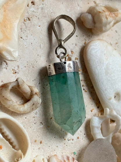 Fluorite verte, pièce unique en Argent de 37 millimètres x 11 x 7. Vendu avec un cordon réglable de couleur noire !