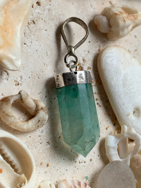 Fluorite verte, pièce unique en Argent de 37 millimètres x 11 x 7. Vendu avec un cordon réglable de couleur noire !