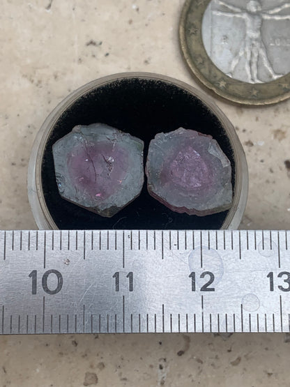 Tourmaline melon d'eau/ pastèque, vendu par paire, 14mm de diamètre x 2 - 8,5 carats. Parfait en bijouterie, collection ,exposition...