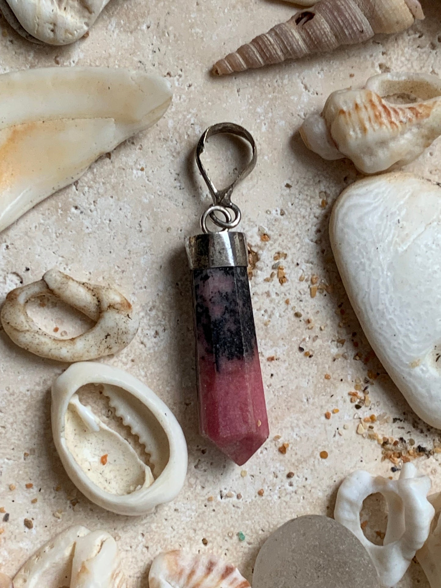 Rhodonite, pièce unique en Argent de 37 millimètres de hauteur x 8 millimètres de largeur x 7 d'épaisseur. Vendu avec un cordon réglable de couleur noire !