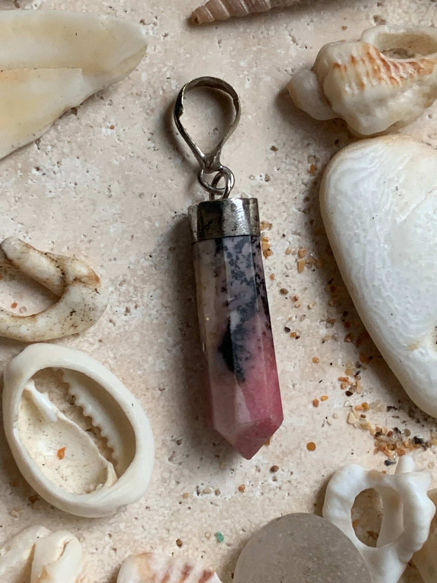 Rhodonite, pièce unique en Argent de 37 millimètres de hauteur x 8 millimètres de largeur x 7 d'épaisseur. Vendu avec un cordon réglable de couleur noire !