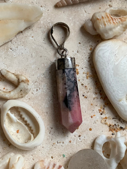 Rhodonite, pièce unique en Argent de 37 millimètres de hauteur x 8 millimètres de largeur x 7 d'épaisseur. Vendu avec un cordon réglable de couleur noire !