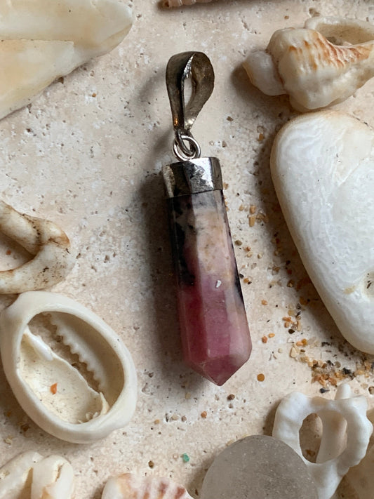 Rhodonite, pièce unique en Argent de 37 millimètres de hauteur x 8 millimètres de largeur x 7 d'épaisseur. Vendu avec un cordon réglable de couleur noire !