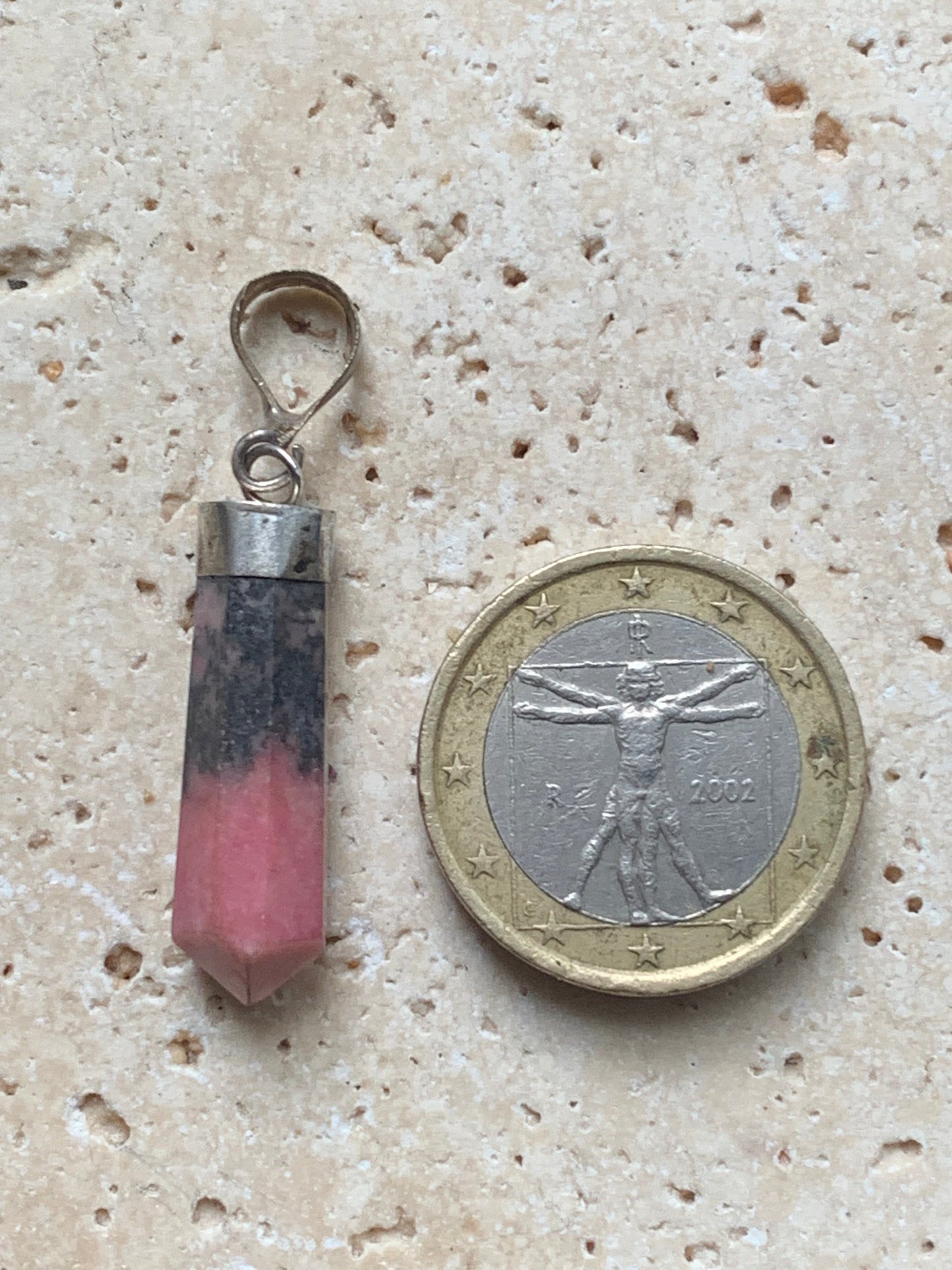Rhodonite, pièce unique en Argent de 37 millimètres de hauteur x 8 millimètres de largeur x 7 d'épaisseur. Vendu avec un cordon réglable de couleur noire !