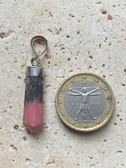 Rhodonite, pièce unique en Argent de 37 millimètres de hauteur x 8 millimètres de largeur x 7 d'épaisseur. Vendu avec un cordon réglable de couleur noire !