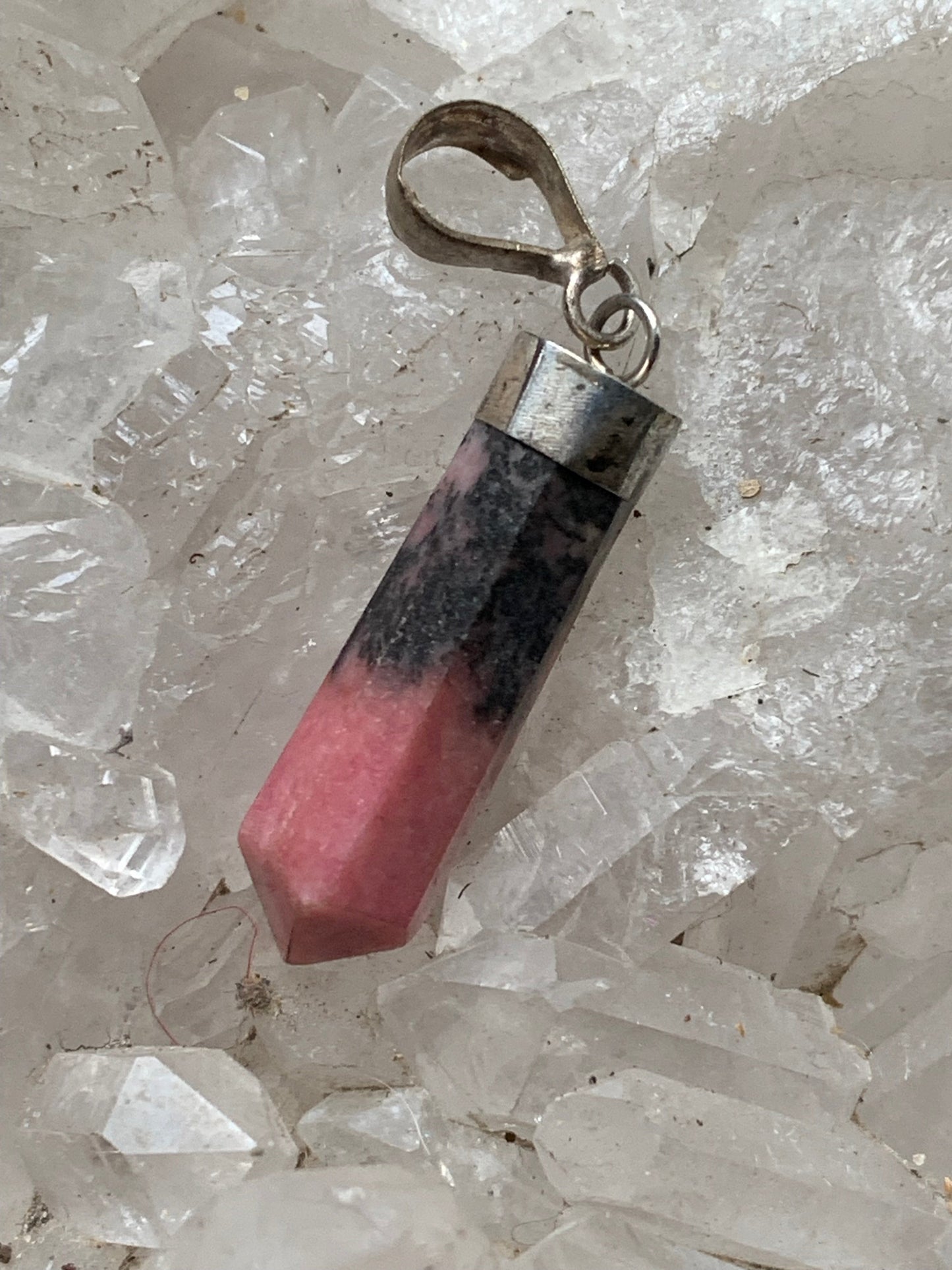Rhodonite, pièce unique en Argent de 37 millimètres de hauteur x 8 millimètres de largeur x 7 d'épaisseur. Vendu avec un cordon réglable de couleur noire !