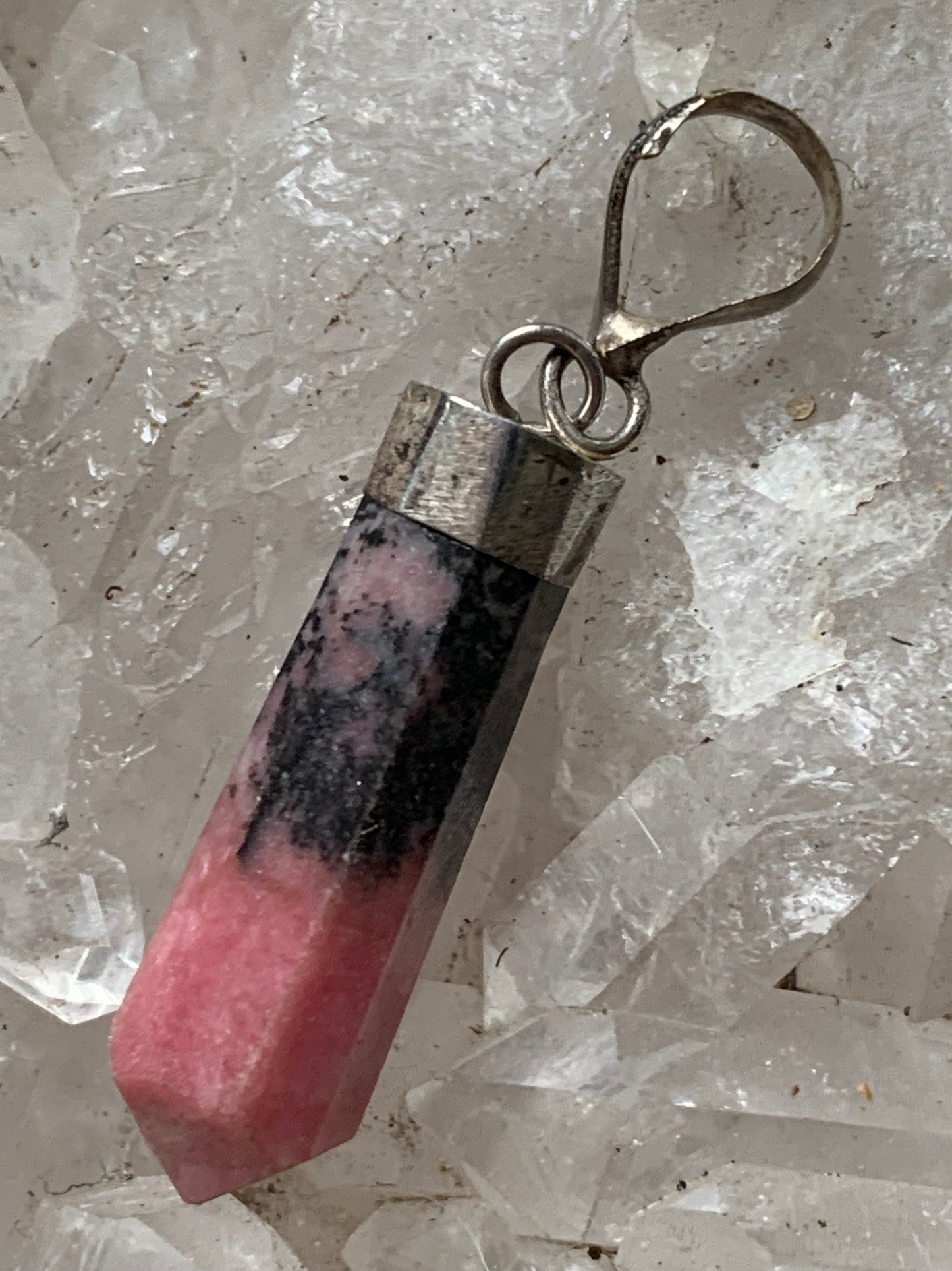 Rhodonite, pièce unique en Argent de 37 millimètres de hauteur x 8 millimètres de largeur x 7 d'épaisseur. Vendu avec un cordon réglable de couleur noire !