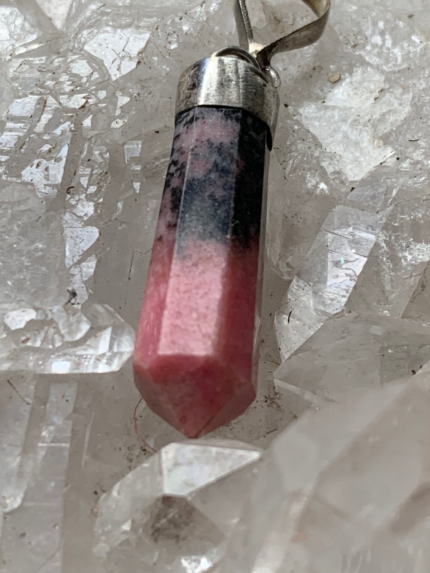 Rhodonite, pièce unique en Argent de 37 millimètres de hauteur x 8 millimètres de largeur x 7 d'épaisseur. Vendu avec un cordon réglable de couleur noire !