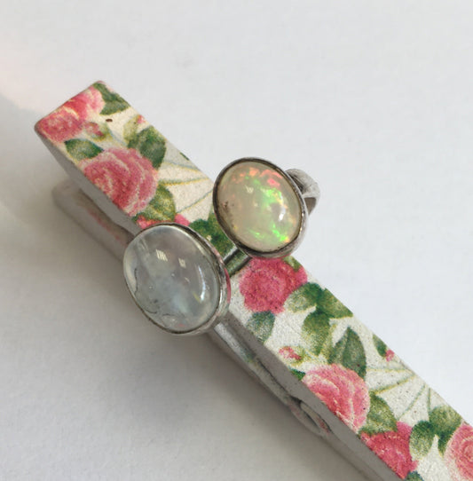 Bague en opale et pierre de lune, cabochons sertis sur anneau en Argent 0.925 ! Taille réglable d'environ 50 à 60 Fr !