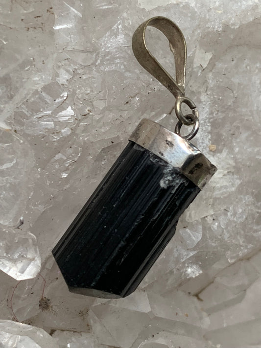 Tourmaline noire, pièce unique en Argent de 36 x 11 x 9 mm. Vendu avec un cordon réglable de couleur noire !