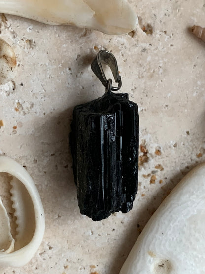 Tourmaline noire, pendentif de 29x11x11mm. Vendu avec un cordon réglable de couleur noire !