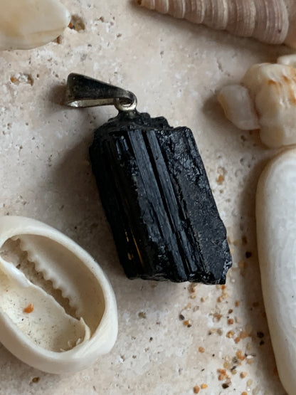 Tourmaline noire, pendentif de 29x11x11mm. Vendu avec un cordon réglable de couleur noire !