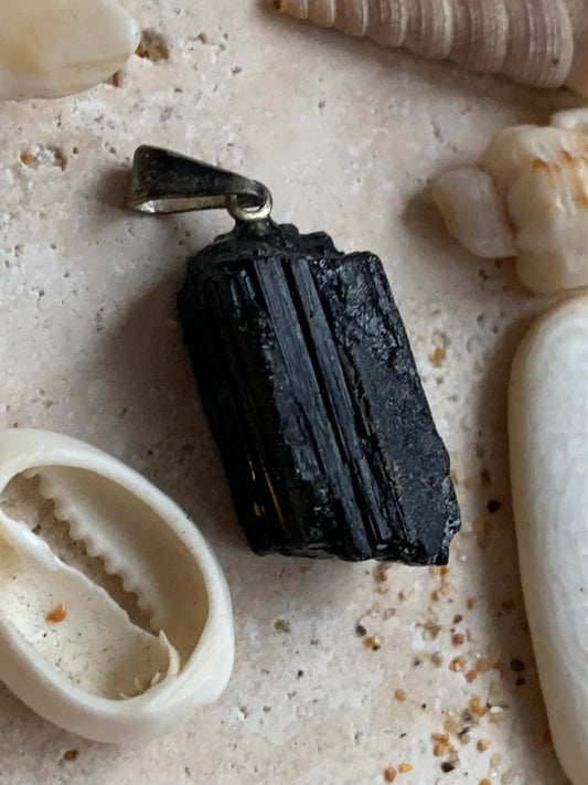 Tourmaline noire, pendentif de 29x11x11mm. Vendu avec un cordon réglable de couleur noire !