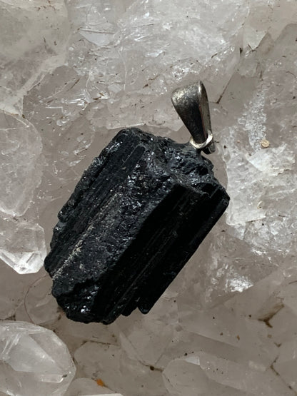 Tourmaline noire, pendentif de 29x11x11mm. Vendu avec un cordon réglable de couleur noire !