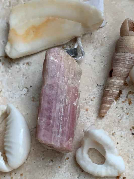 Tourmaline rose dit Rubellite, pendentif de 33x11x11 mm. Vendu avec un cordon réglable de couleur noire !