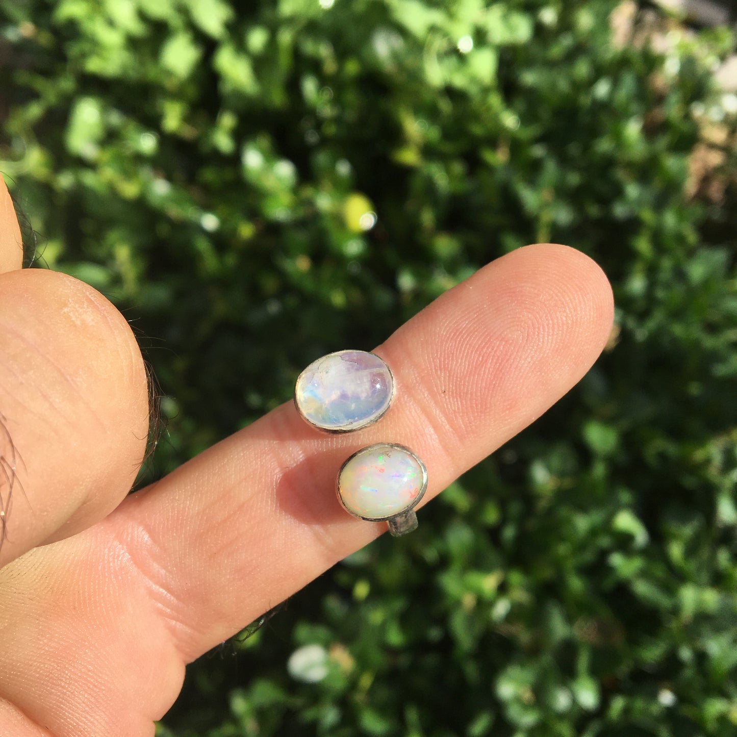 Bague en opale et pierre de lune, cabochons sertis sur anneau en Argent 0.925 ! Taille réglable d'environ 50 à 60 Fr !