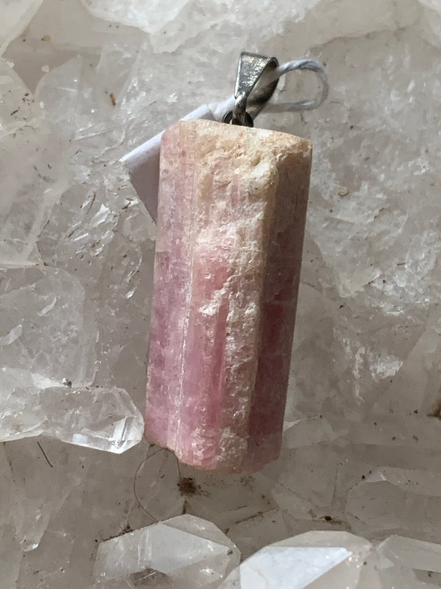 Tourmaline rose dit Rubellite, pendentif de 33x11x11 mm. Vendu avec un cordon réglable de couleur noire !