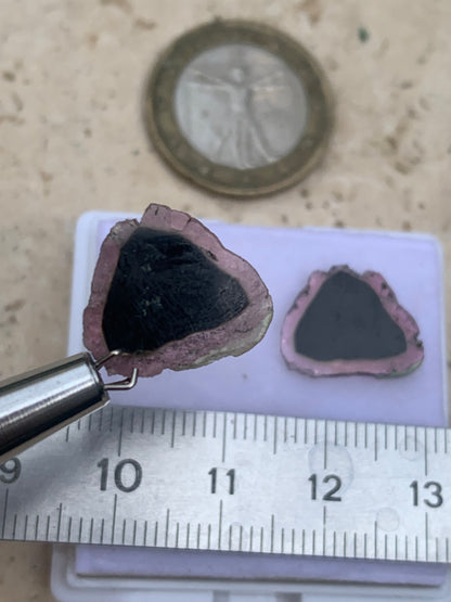 Tourmaline melon d'eau/ pastèque, vendu par paire, 15mm x 14 x 3 - 7 carats. Parfait en bijouterie, collection ,exposition...