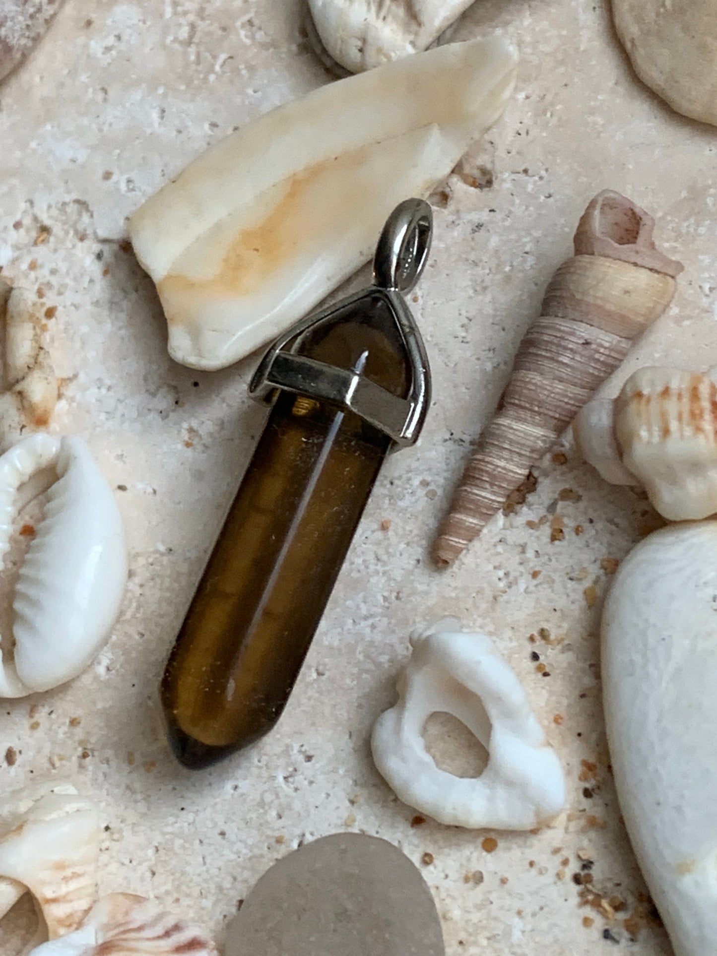 Cristal de roche fumé/ quartz fumé bi-déterminé, pendentif de 41mm x8 x8. Fait sur métal (laiton), finition argenté. Vendu avec cordon réglable de couleur noire !