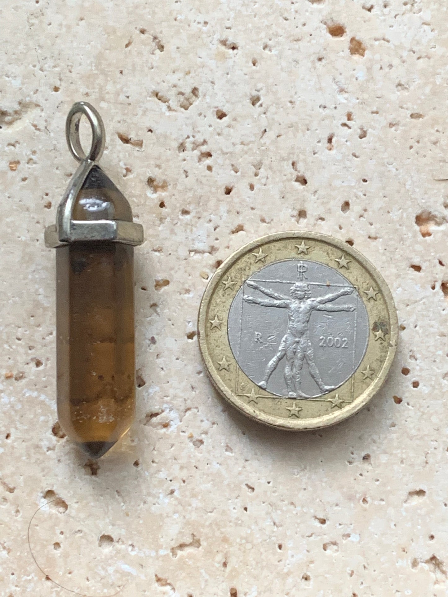 Cristal de roche fumé/ quartz fumé bi-déterminé, pendentif de 41mm x8 x8. Fait sur métal (laiton), finition argenté. Vendu avec cordon réglable de couleur noire !