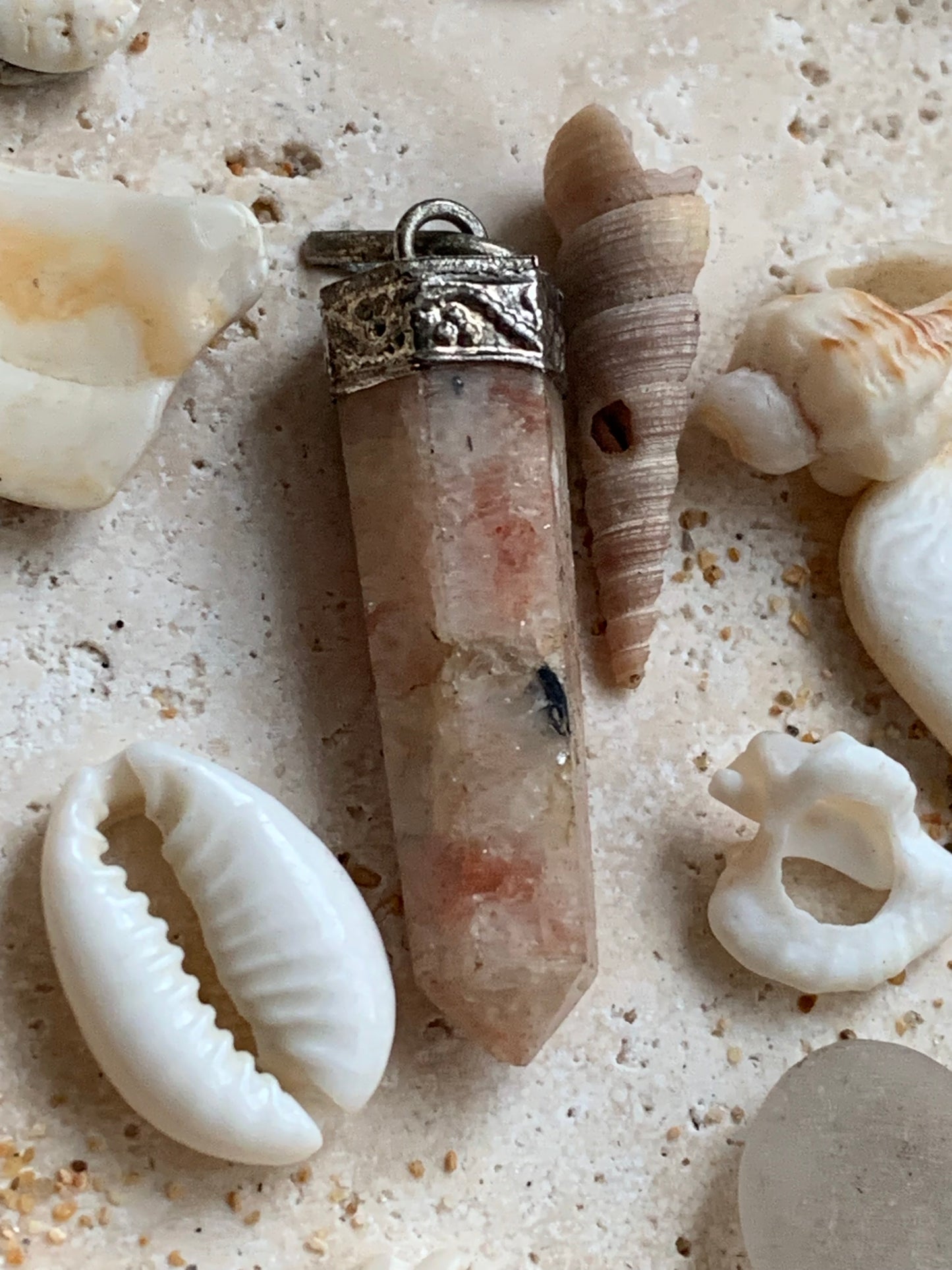 Pierre du soleil, pendentif de 44mm x 10 x 10 d'épaisseur. Fait sur métal (laiton), finition argenté. Vendu avec cordon réglable de couleur noire !