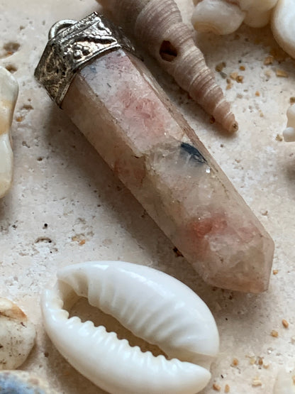 Pierre du soleil, pendentif de 44mm x 10 x 10 d'épaisseur. Fait sur métal (laiton), finition argenté. Vendu avec cordon réglable de couleur noire !