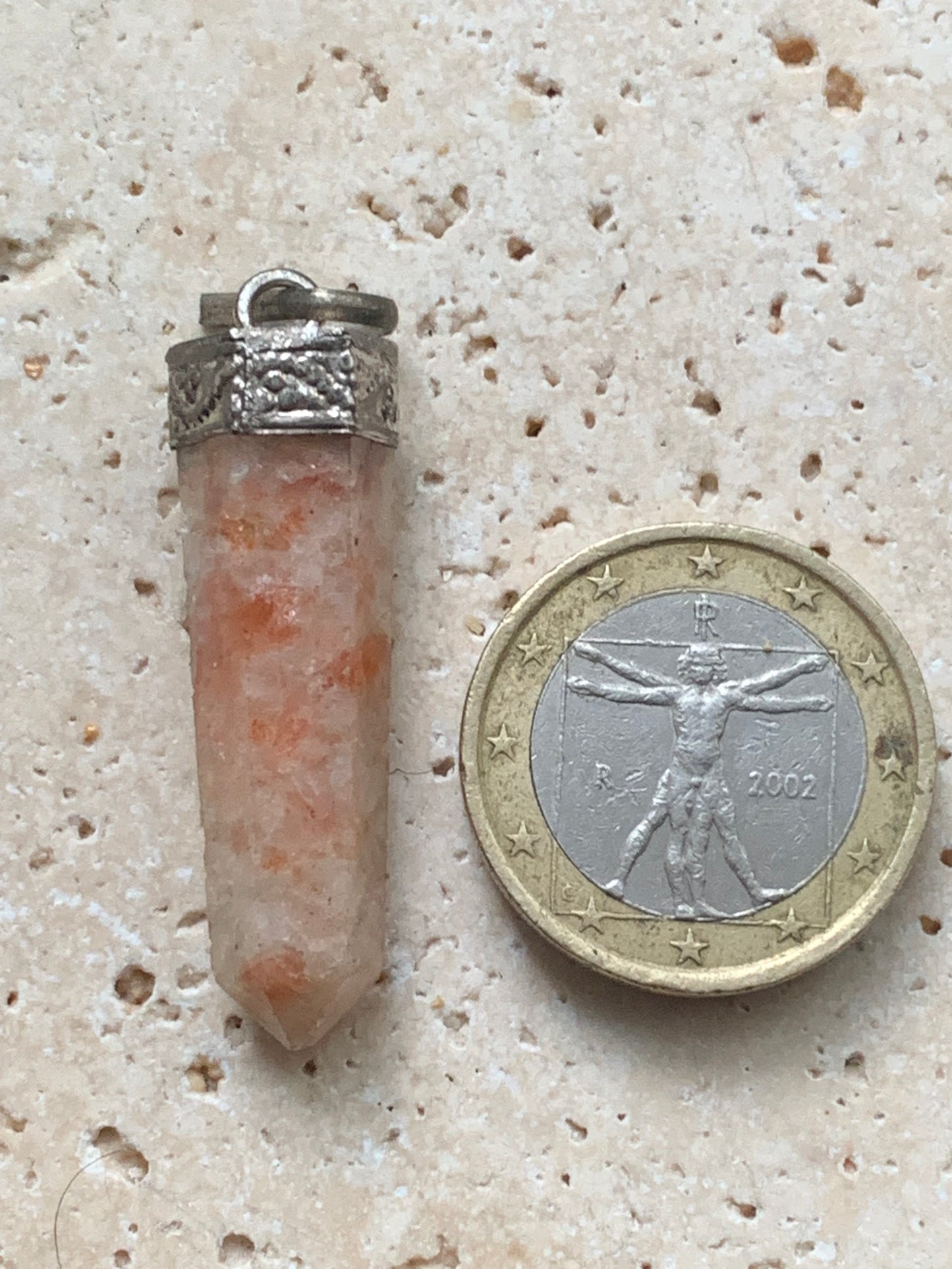 Pierre du soleil, pendentif de 44mm x 10 x 10 d'épaisseur. Fait sur métal (laiton), finition argenté. Vendu avec cordon réglable de couleur noire !