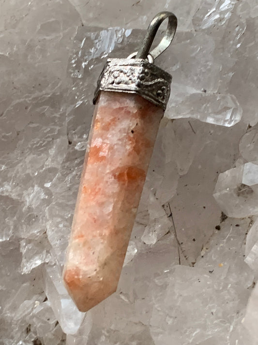 Pierre du soleil, pendentif de 44mm x 10 x 10 d'épaisseur. Fait sur métal (laiton), finition argenté. Vendu avec cordon réglable de couleur noire !