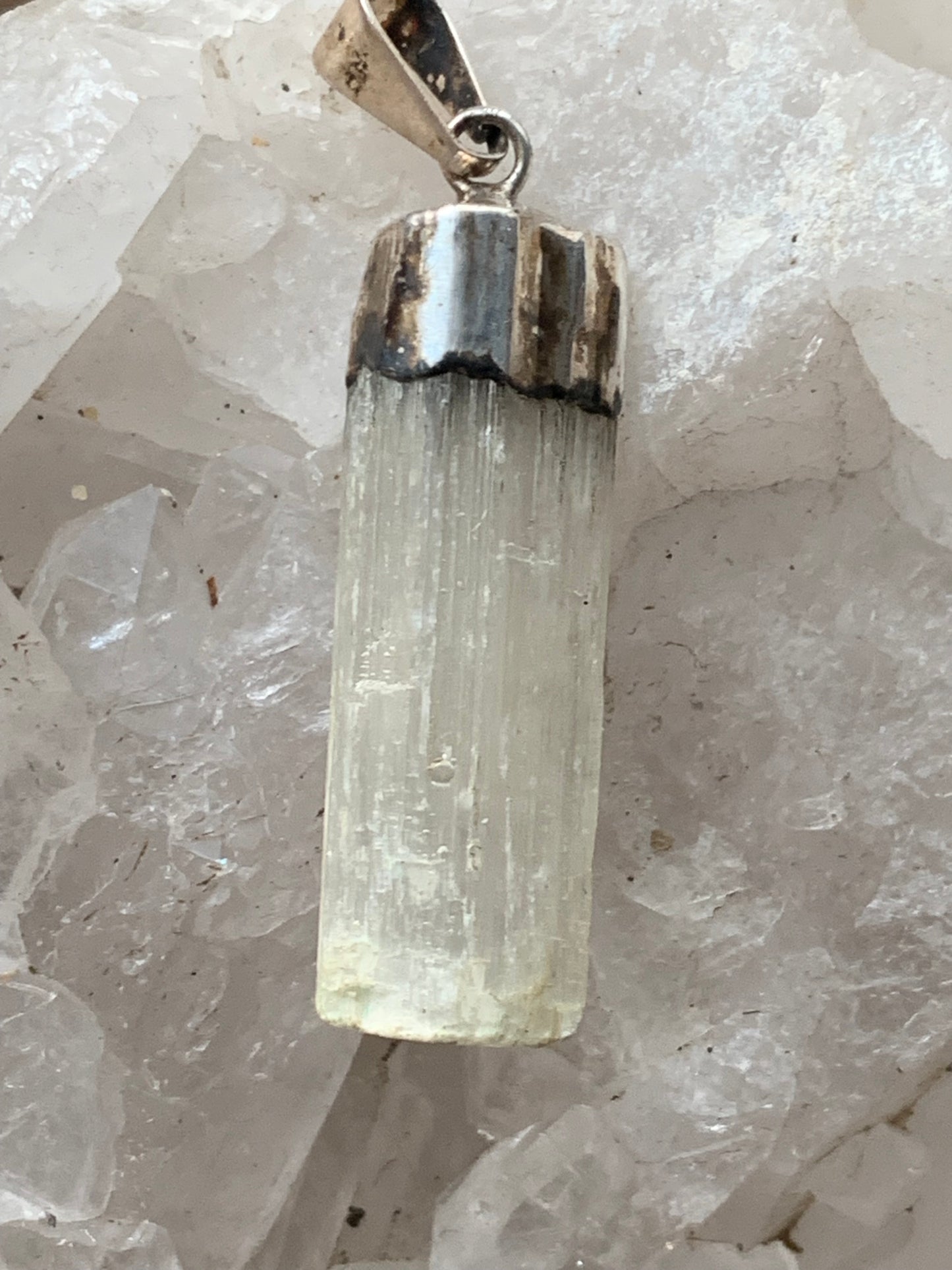 Sélénite, pendentif de 42mm x8 x5. Fait sur métal (laiton) finition argenté. Vendu avec cordon réglable de couleur noire !