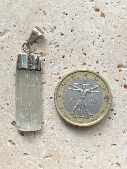 Sélénite, pendentif de 42mm x8 x5. Fait sur métal (laiton) finition argenté. Vendu avec cordon réglable de couleur noire !