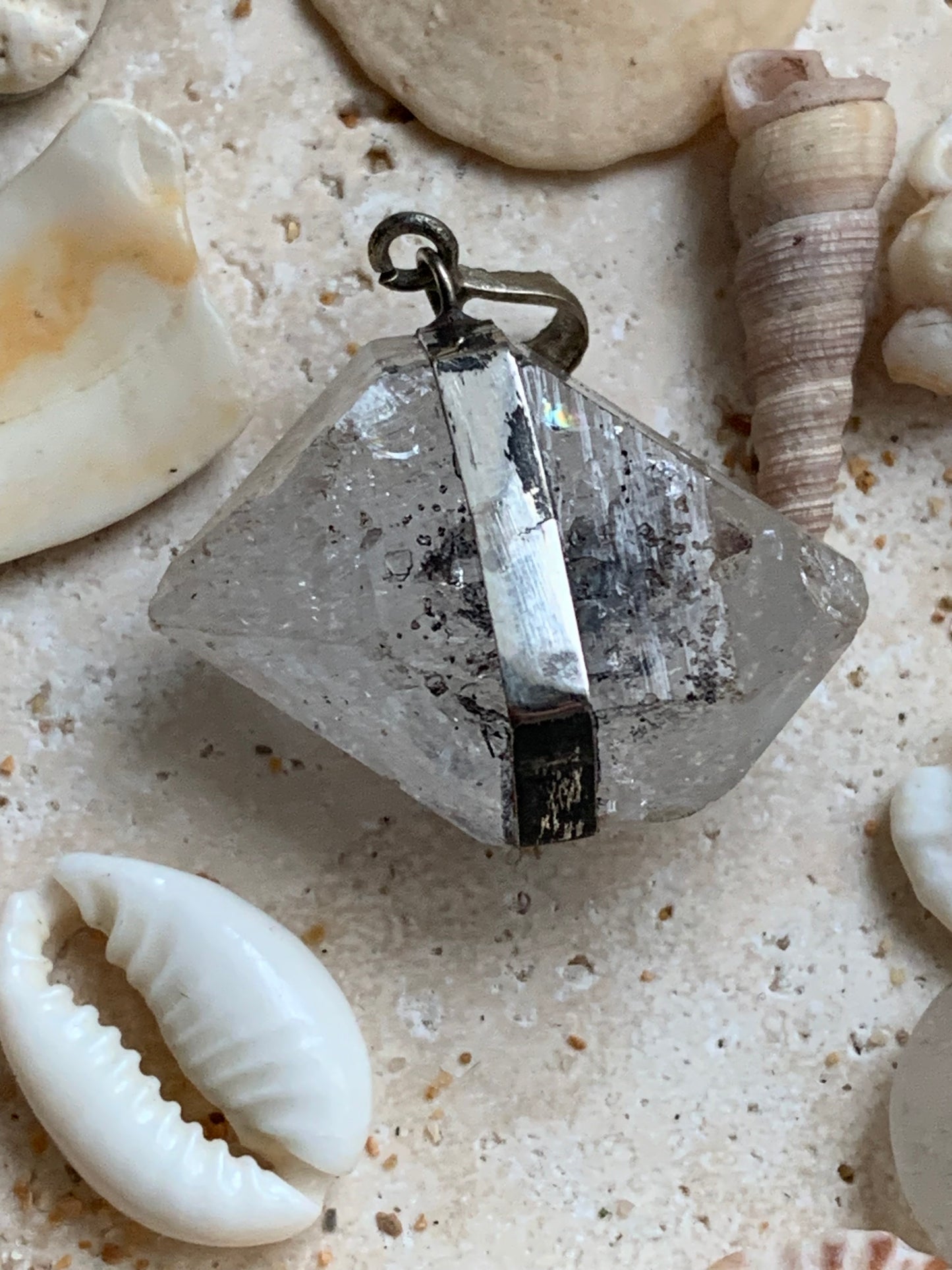 Cristal de roche Herkimer bi-déterminé, pendentif de 32mm x22 x12. Fait sur Argent 925. Vendu avec cordon réglable de couleur noire !