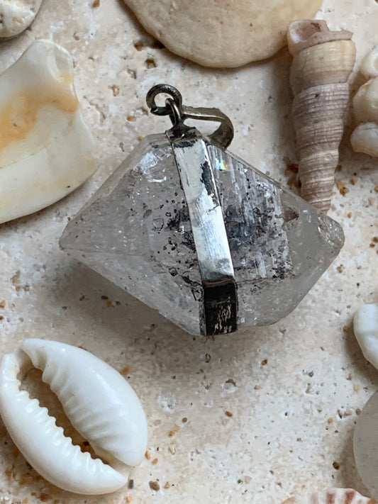 Cristal de roche Herkimer bi-déterminé, pendentif de 32mm x22 x12. Fait sur Argent 925. Vendu avec cordon réglable de couleur noire !