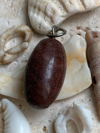 Shiva lingham, pendentif de 28mm x11 de diamètre. Fait sur métal (laiton) finition argenté. Vendu avec cordon réglable de couleur noire !