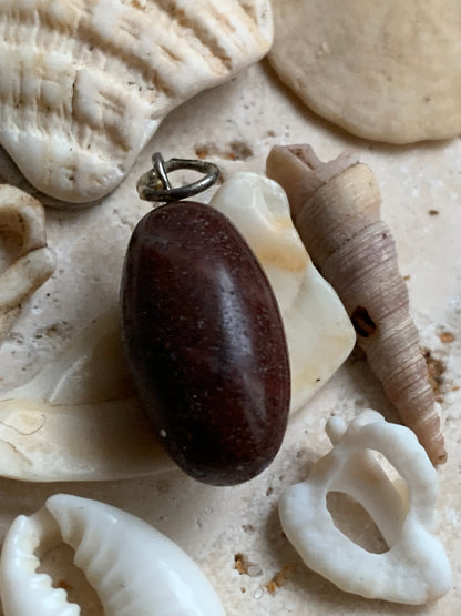 Shiva lingham, pendentif de 28mm x11 de diamètre. Fait sur métal (laiton) finition argenté. Vendu avec cordon réglable de couleur noire !